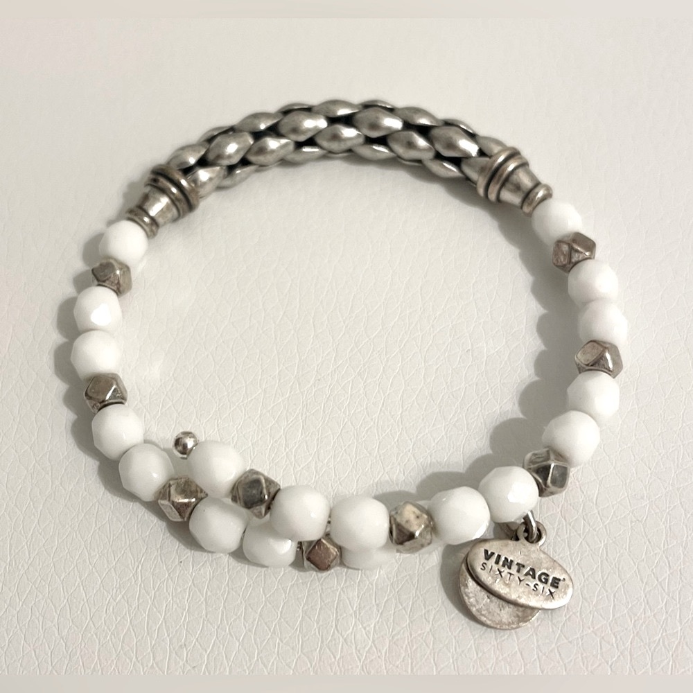 Like New🤍Alex and Ani White and Silver Beaded Bracelet